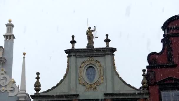 Themis sculptuur, beeltenis van een vrouw met blinddoek met schubben, staande op een dak van een middeleeuwse gebouw, - Video