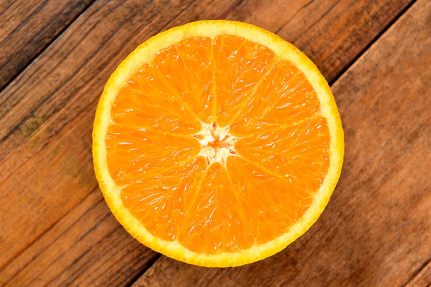 orange Hälfte auf hölzernem Hintergrund - Foto, Bild