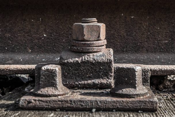oude roestige schroef, ijzeren bouten op railway   - Foto, afbeelding