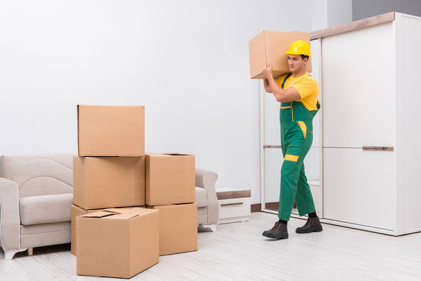 Trabajador de transporte entregando cajas a domicilio - Foto, Imagen