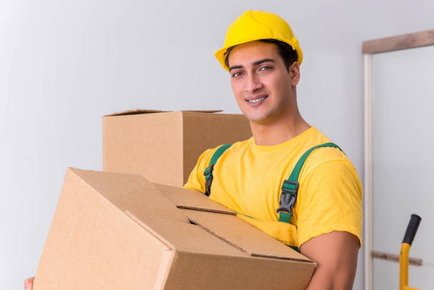 Trabajador de transporte entregando cajas a domicilio - Foto, imagen