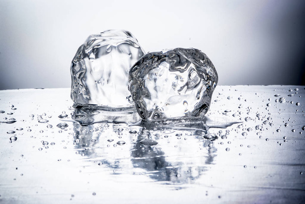 Jääsiniset kuutiot peilissä
 - Valokuva, kuva