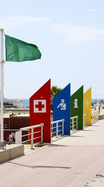 Informationskartelle an einem Strand - Foto, Bild
