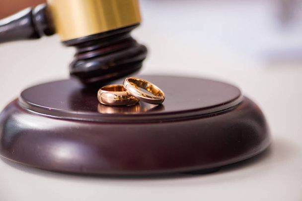 結婚離婚を決める裁判官小槌 - 写真・画像