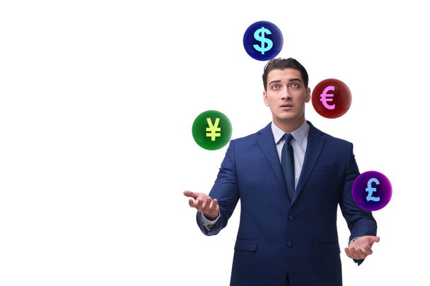 Бизнесмен жонглирует различными валютами - Фото, изображение