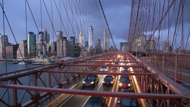 Vista del Puente de Brooklyn por la noche con el tráfico de coches Puente de Brooklyn por la noche
 - Metraje, vídeo