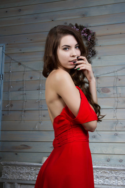 Elle enlève sa robe rouge
 - Photo, image