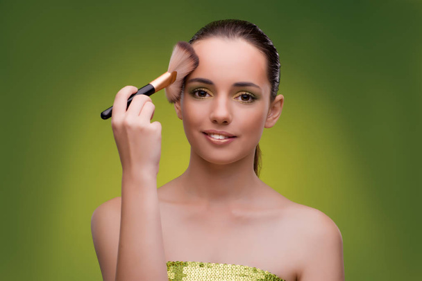 Krásná žena použití make-up v kráse koncept - Fotografie, Obrázek