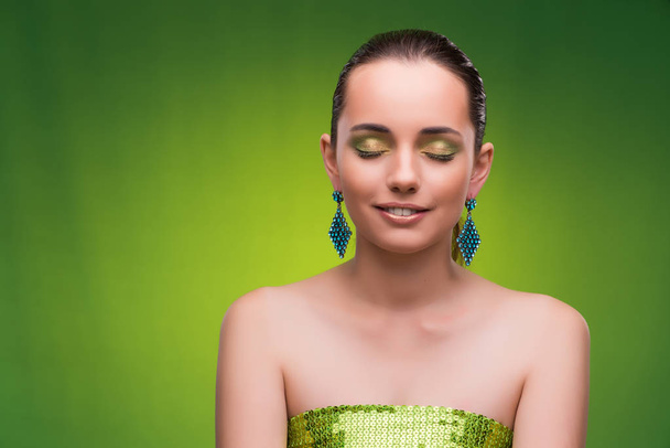 Fiatal nő a szépség fogalma zöld háttér - Fotó, kép