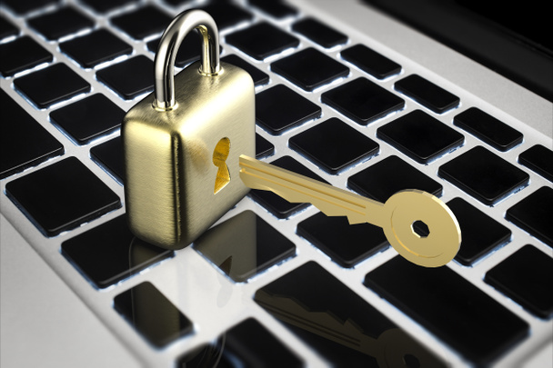 concept de sécurité en ligne avec cadenas doré avec clé dorée
 - Photo, image