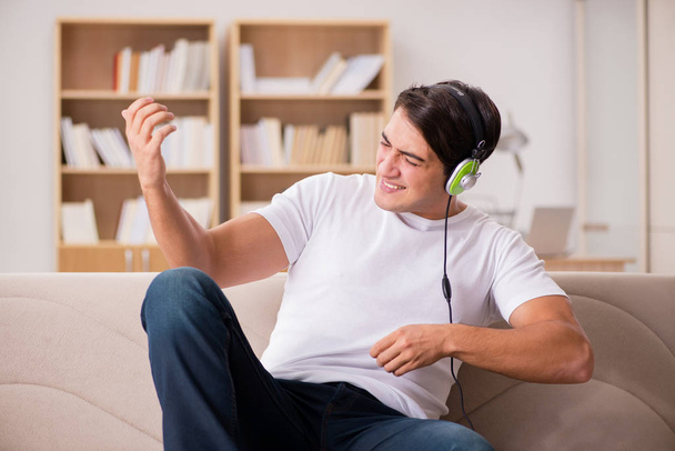 Hombre guapo escuchando la música
 - Foto, Imagen