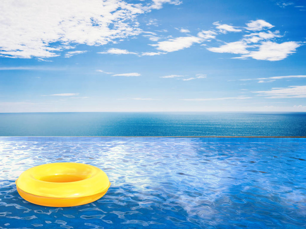 anillo de natación en la piscina infinita
  - Foto, imagen