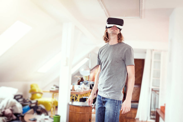 Young Man In His Apartment, Using Vr Glasses - 写真・画像