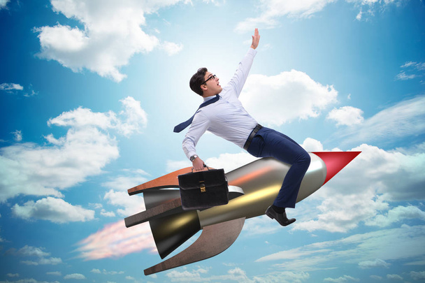 Biznesmen latający na rakiecie w koncepcji biznesu - Zdjęcie, obraz