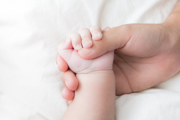 Bebek elini tutarak üst - Fotoğraf, Görsel