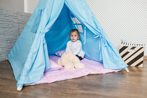 Child playing with a teepee - Fotoğraf, Görsel