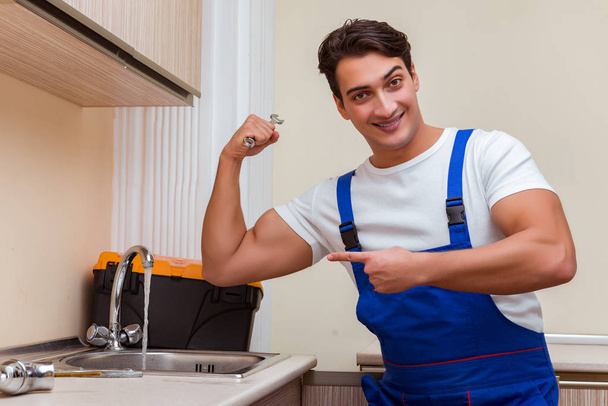 Jovem reparador que trabalha na cozinha - Foto, Imagem