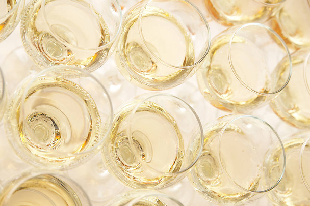 Bicchieri di vino bianco al banchetto. Vista dall'alto
 - Foto, immagini