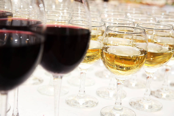 Άσπρο και κόκκινο κρασί σε ποτήρια στο τραπέζι μπουφέ - Φωτογραφία, εικόνα