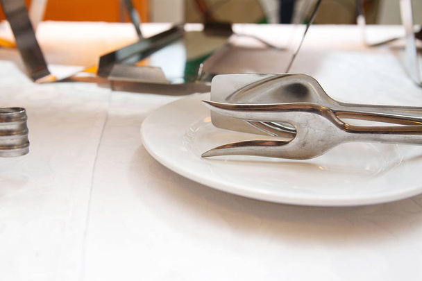 Een paar schuren en diner plaat op de tafel van een feestzaal - Foto, afbeelding