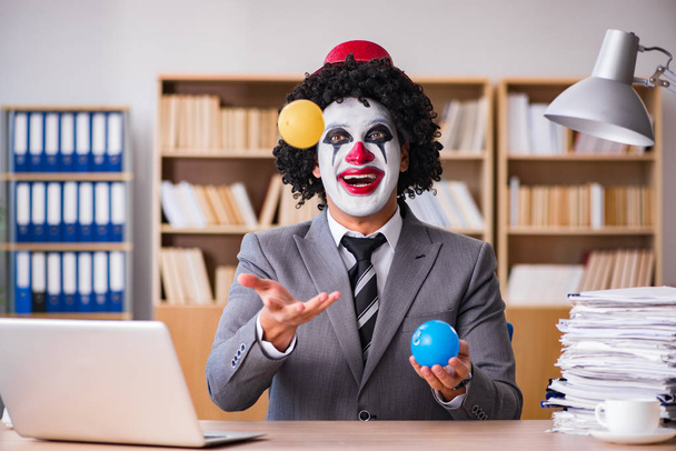 Клоун бізнесмен працює в офісі
 - Фото, зображення