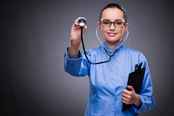 Joven doctor en concepto médico - Foto, Imagen