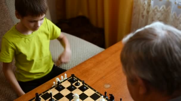 Child playing with grandparents in the chess house - Séquence, vidéo