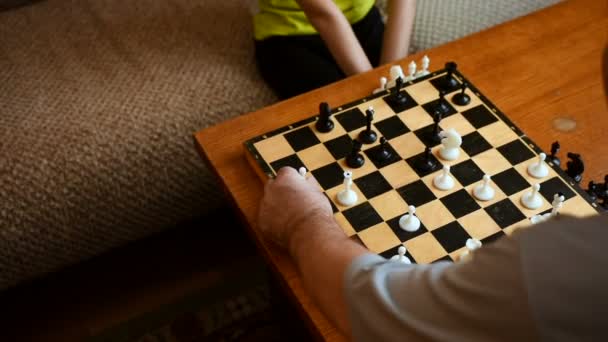 Child playing with grandparents in the chess house - Πλάνα, βίντεο