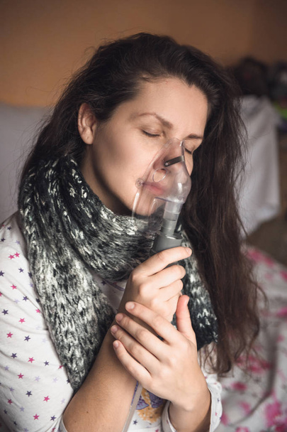 Nemocná dívka dělá inhalační maskou na tváři - Fotografie, Obrázek