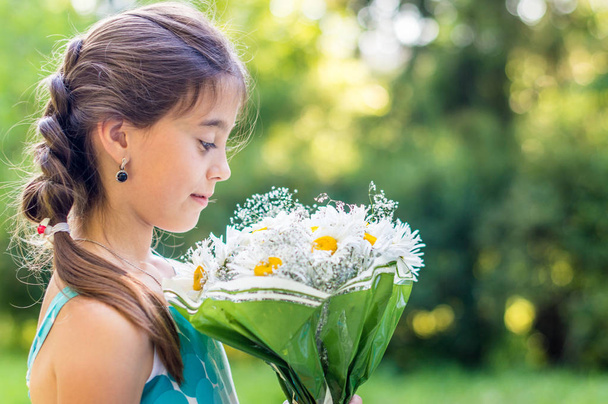girl with bouquet of daisies - Fotó, kép
