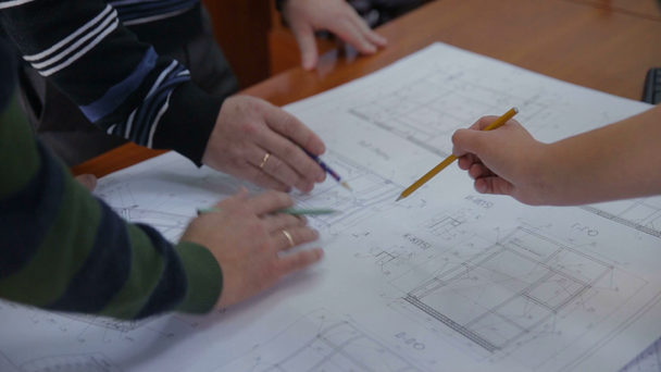 Blueprint az irodában dolgozó mérnökök. - Felvétel, videó