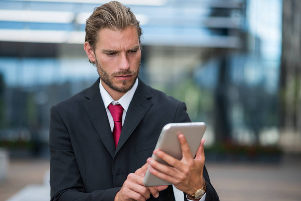businessman using his tablet - Foto, Imagem
