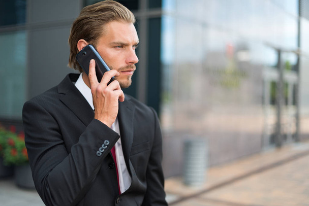 businessman talking on phone - Φωτογραφία, εικόνα