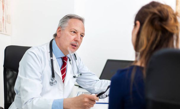 Doctor talking to patient - Foto, imagen