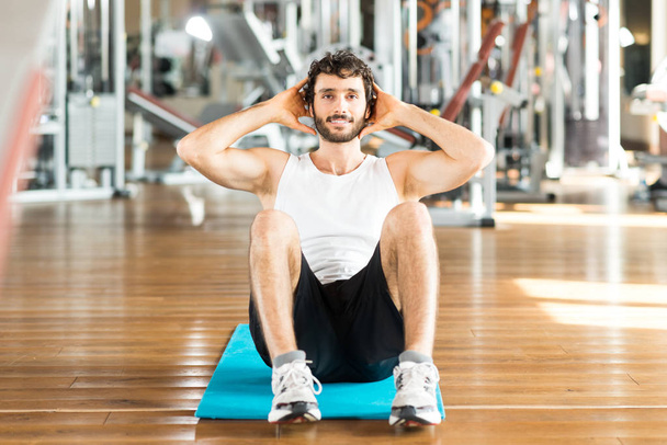 Man working out abdomen in gym - Zdjęcie, obraz