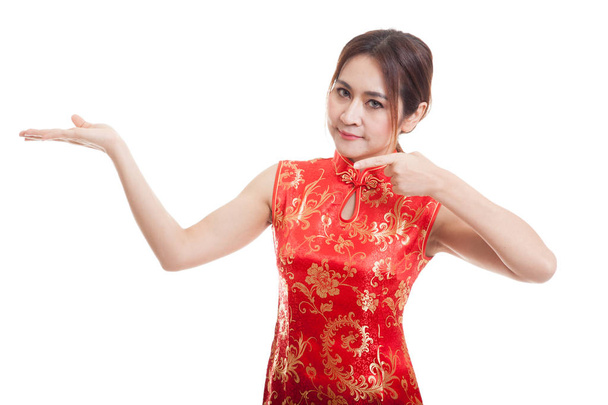 Asian girl in chinese cheongsam dress point to  blank space on h - Foto, Imagem