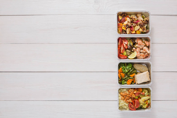 Comida saludable para llevar en cajas, vista superior a la madera
 - Foto, Imagen