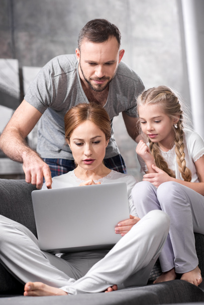 Família usando laptop - Foto, Imagem