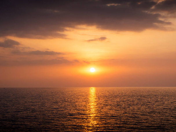 Uitzicht van het landschap op zonsondergang aan zee in Chantaburi, Thailand - Foto, afbeelding