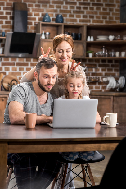 Family using laptop - Fotografie, Obrázek
