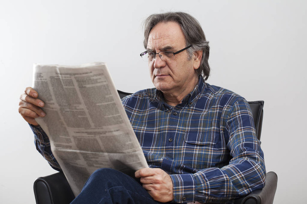 homem sênior ler jornal - Foto, Imagem