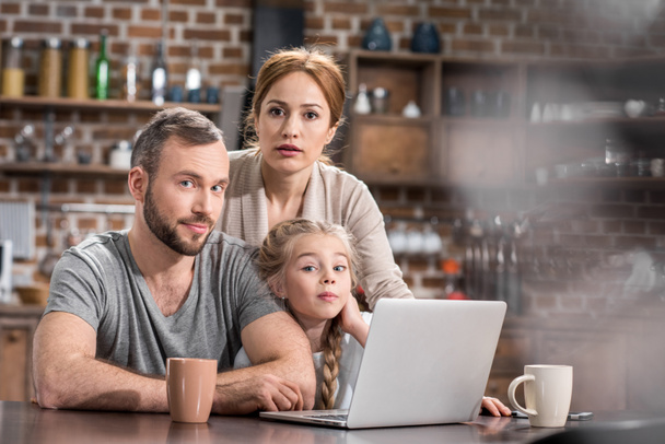 Family using laptop - Fotografie, Obrázek