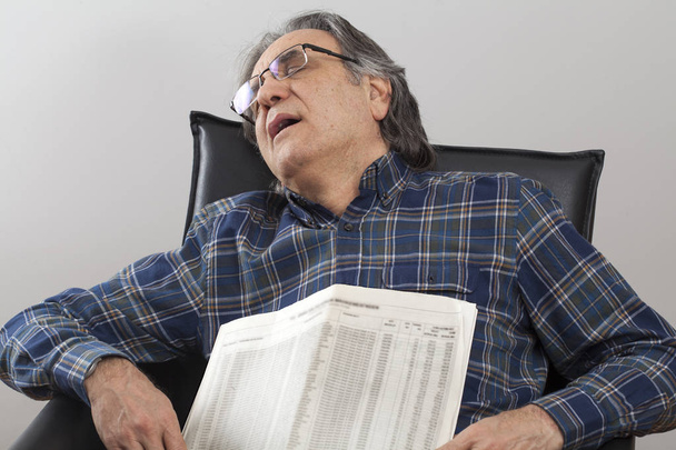 Sedí starší muž čtení novin - Fotografie, Obrázek