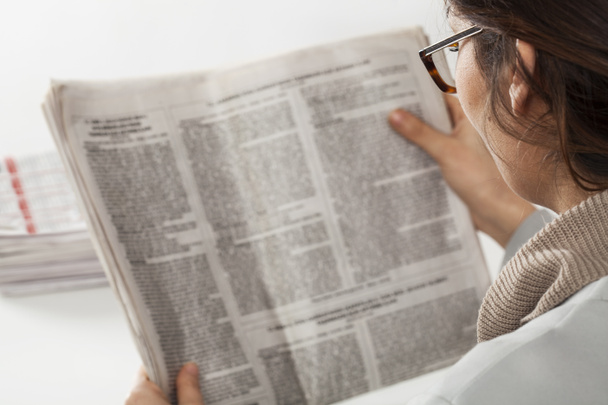 joven mujer leyendo periódico - Foto, imagen