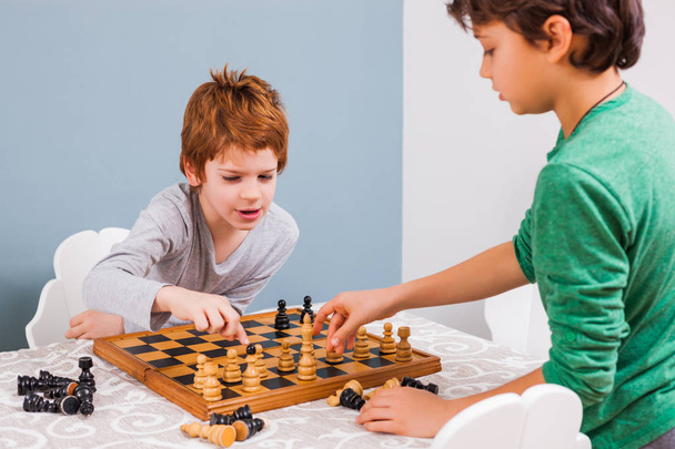 Playing game of chess - Zdjęcie, obraz