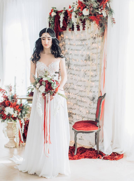 молода жінка у весільній сукні
 - Фото, зображення