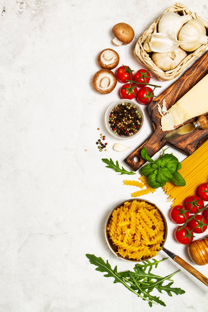 Italian food or ingredients background with fresh vegetables - Foto, Bild