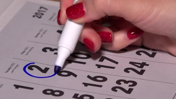 Γυναίκα χέρι κύκλο και σταυρό ημέρες στο ημερολόγιο εγγράφου - Πλάνα, βίντεο