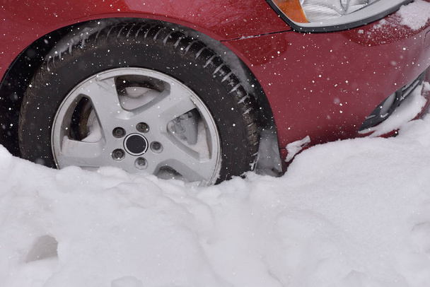 Auto mit Winterreifen auf schneebedeckter Straße - Foto, Bild