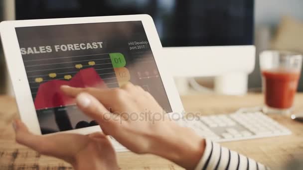 Herziening van de financiële gegevens op digitale tablet zakenvrouw  - Video